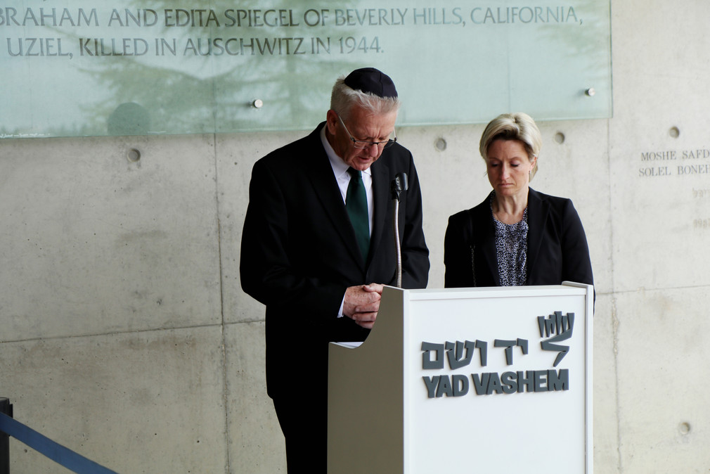 Ministerpräsident Winfried Kretschmann (l.) und Minsterin Nicole Hoffmeister-Kraut (r.) in der Gedenkstätte Yad Vashem
