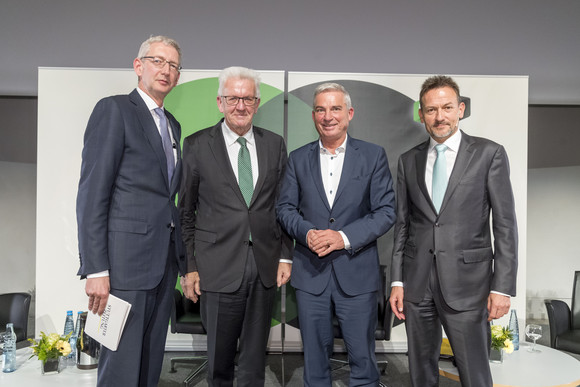 v.l.n.r.: Joachim Dorfs, Chefredakteur der Stuttgarter Zeitung, Ministerpräsident Winfried Kretschmann, Innenminister Thomas Strobl und Christoph Reisinger, Chefredakteur der Stuttgarter Nachrichten. (Bild: Staatsministerium Baden-Württemberg)