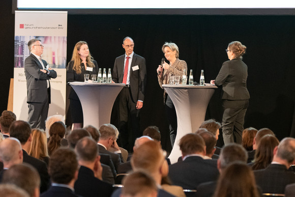 v.l.n.r.: Prof. Dr. Hagen Pfundner (Vorstand der Roche Pharma AG), Prof. Dr. rer. nat. Katja Schenke-Layland (Universität Tübingen), Bernd Rühle (Leitung Diakonie-Klinikum Stuttgart), Dr. Nicole Hoffmeister-Kraut (Wirtschaftsministerin Baden-Württemberg), Angelika Mensold (Moderatorin) (Foto: Staatsministerium Baden-Württemberg)