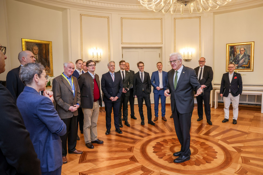Ministerpräsident Winfried Kretschmann (vorne rechts) begrüßt die Gäste.