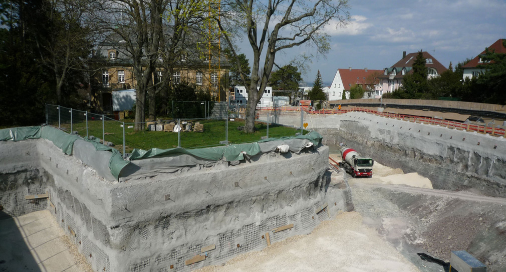 Baugrube für den Ersatzneubau neben der Villa Reitzenstein