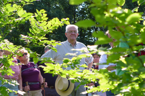 Wanderung zur Burg Hohenneuffen: Ministerpräsident Winfried Kretschmann (M.)