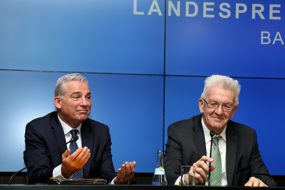 Ministerpräsident Winfried Kretschmann (r.) und Innenminister Thomas Strobl (l.)