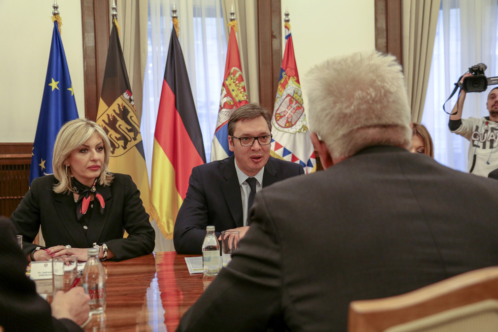 Ministerpräsident Winfried Kretschmann (r.) im Gespräch mit dem serbischen Staatspräsidenten Aleksandar Vučić (M.) am 16. April 2018 in Belgrad