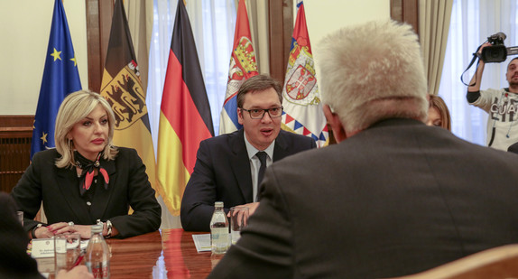 Ministerpräsident Winfried Kretschmann (r.) im Gespräch mit dem serbischen Staatspräsidenten Aleksandar Vučić (M.) am 16. April 2018 in Belgrad