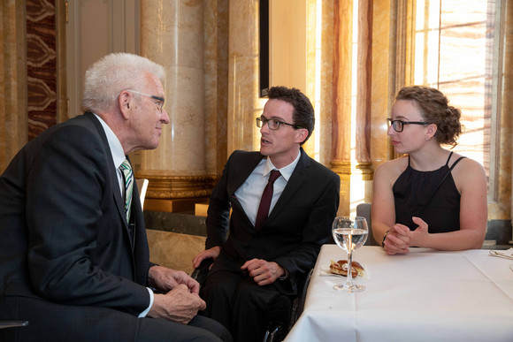 Ministerpräsident Winfried Kretschmann (l.) im Gespräch mit Martin Fleig (M.)