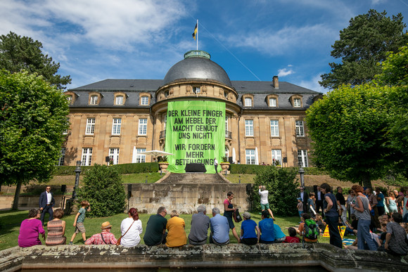 Ein Plakat hängt vor der Villa Reitzenstein.