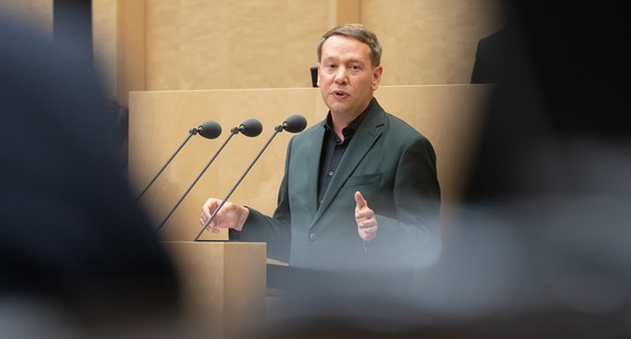 Gesundheitsminister Oliver Hildenbrand bei seiner Rede im Bundesrat.