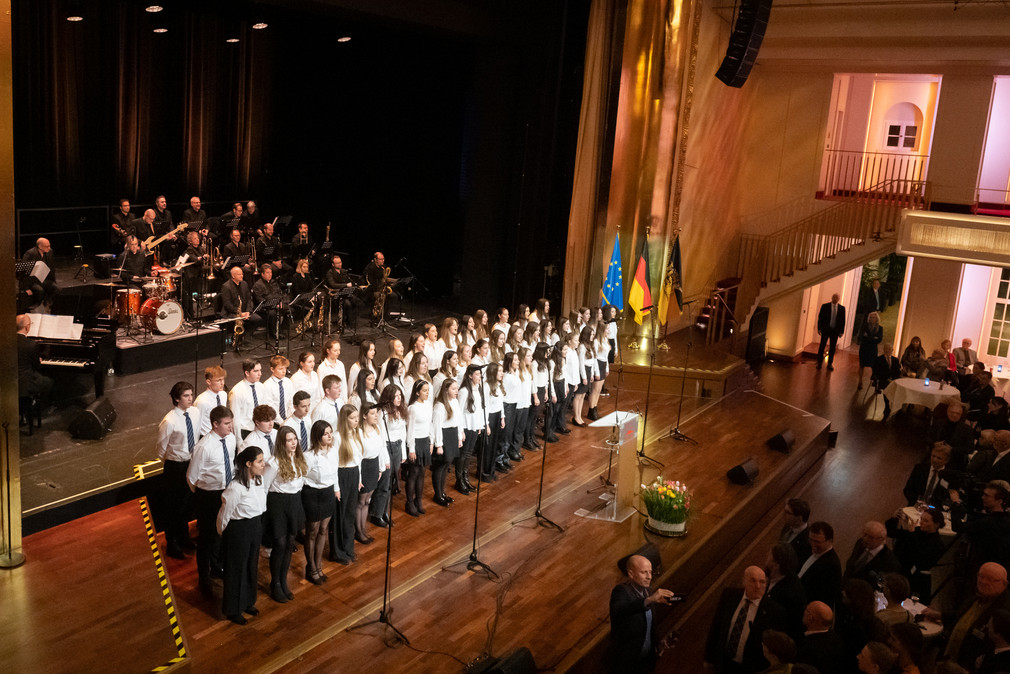 Die Landes-Lehrer-Bigband Baden-Württemberg sowie der Chor des Pädagogium Baden-Baden sorgen auf der Bühne des Kurhauses in Baden-Baden für die musikalische Umrahmung des Empfangs.