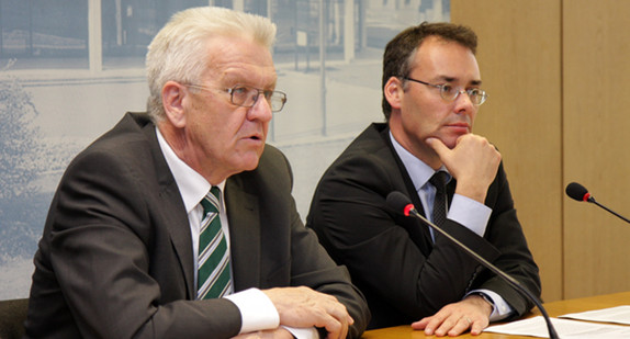 Ministerpräsident Winfried Kretschmann (l.) und Europaminister Peter Friedrich (r.)