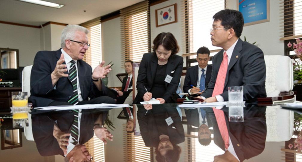 Bundesratspräsident und  Ministerpräsident Winfried Kretschmann (l.) im Gespräh mit dem Vize- Minister für Handel und Energie, Han Jinhyun (r.) in Seoul (Südkorea)