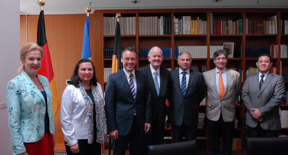 Minister Peter Friedrich (3.v.r.) traf in Berlin Vertreterinnen und Vertreter der zentralamerikanischen Staaten Costa Rica, Guatemala, Honduras, Panama, El Savador und Nicaragua.
