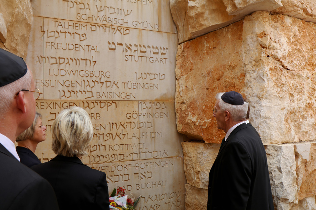 Ministerpräsident Winfried Kretschmann in der Gedenkstätte Yad Vashem