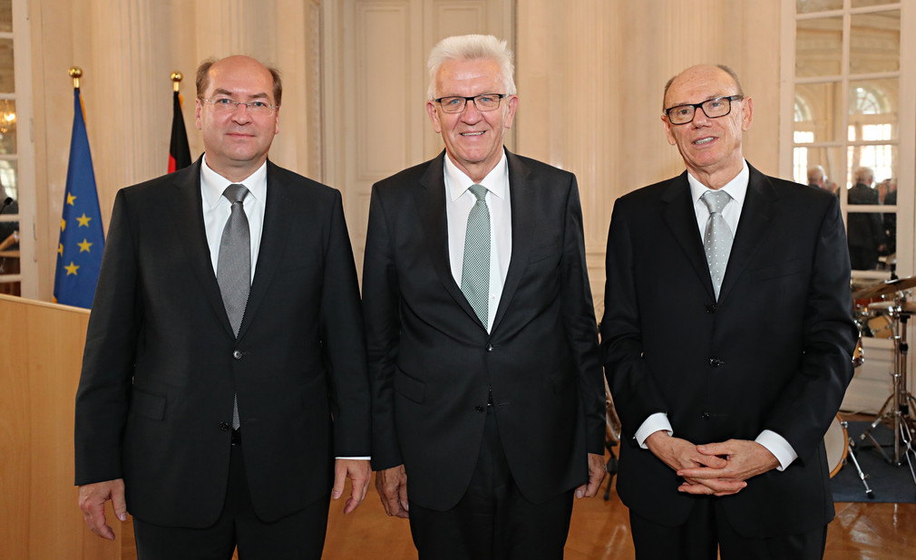 Dr. Malte Graßhof (l.), Ministerpräsident Winfried Kretschmann (M.) und Eberhard Stilz (r.)