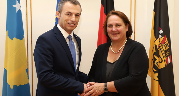 Staatsministerin Theresa Schopper (r.) und der kosovarische Arbeits- und Sozialminister Skënder Reçica (l.) (Bild: Staatsministerium Baden-Württemberg)