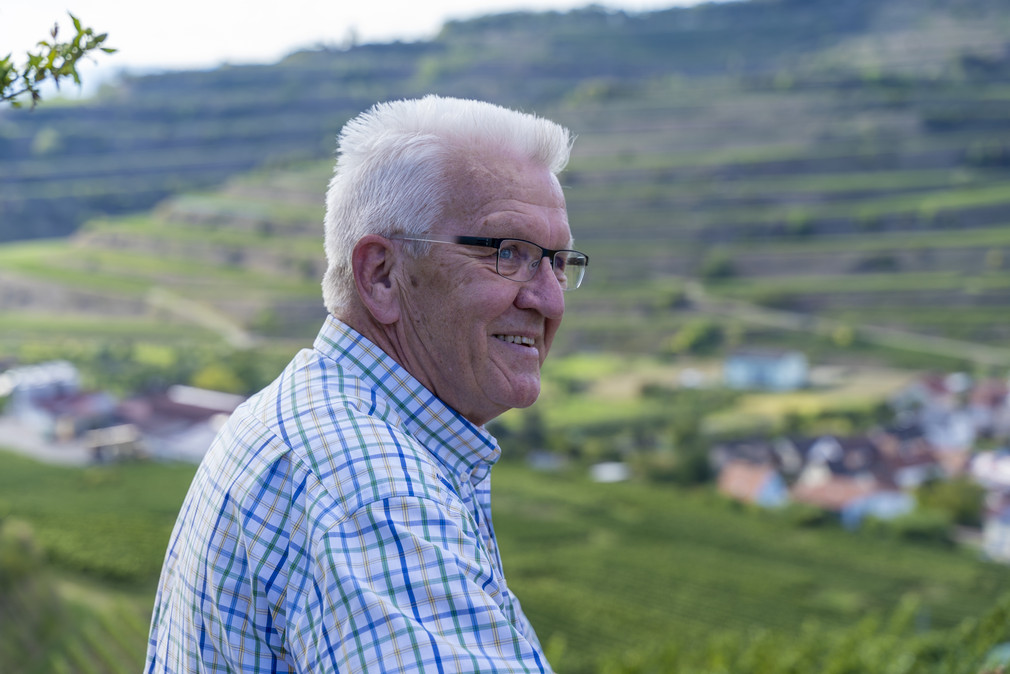 Ministerpräsident Winfried Kretschmann hat im Rahmen seiner Sommertour Vogtsburg-Oberbergen im Kaiserstuhl besucht. Dort haben ihn Winzer der dort ansässigen Winzergenossenschaft durch die Weinberge geführt.   