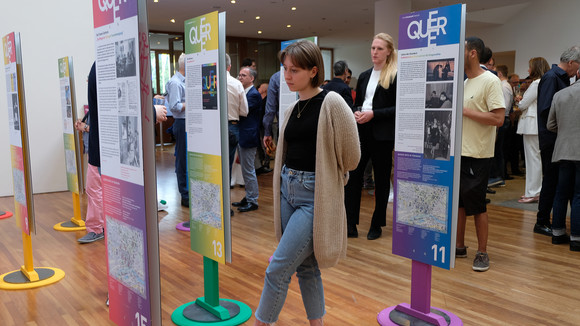 Eine Besucherin informiert sich über die Ausstellungsinhalte