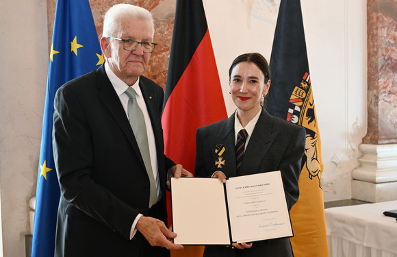 Auszeichnung Verdienstorden des Landes an 24 verdiente Persönlichkeiten Ministerpräsident Winfried Kretschmann (links) und Sibel Kekilli (rechts)