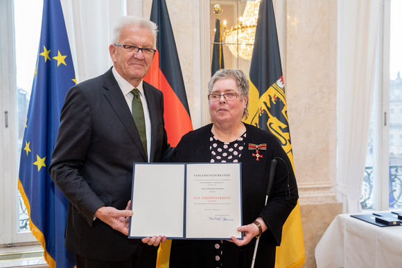 Ministerpräsident Winfried Kretschmann (l.) und Gerlinde Gregori (r.) (Bild: Staatsministerium Baden-Württemberg)