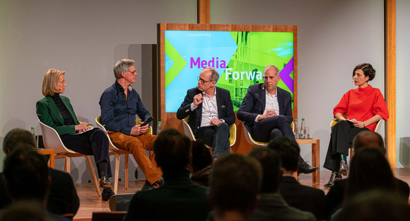 Panel (v.l.n.r.): Julia Jäkel, Rudi Hoogvliet, Kai Gniffke, Stephan Schmitter und Elena Kountidou