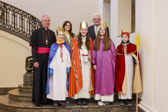 Ministerpräsident Winfried Kretschmann mit der Sternsingergruppe der Katholischen Seelsorgeeinheit Mannheim, Erzdiözese Freiburg