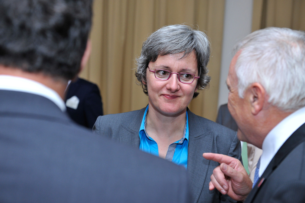 Ministerin Silke Krebs im Gespräch mit Gästen