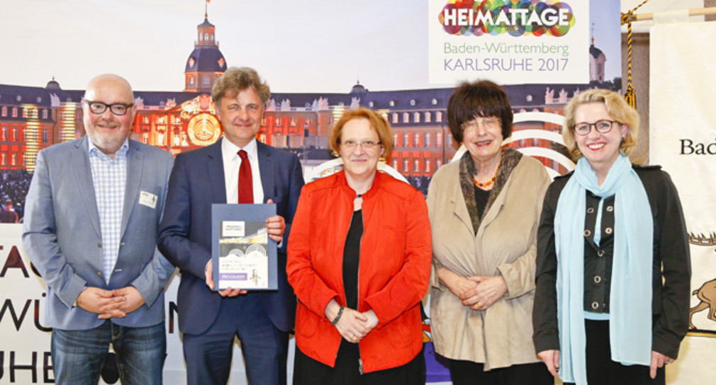 v.l.n.r.: Martin Wacker, Oberbürgermeister Frank Mentrup, Nicolette Kressl, Staatsrätin Gisela Erler, Susanne Asche (Foto: KEG/Jürgen Rösner)
