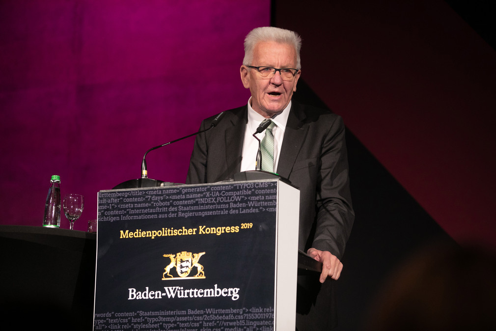 Ministerpräsident Winfried Kretschmann bei seiner Rede auf dem Source – Medienpolitischer Kongress der Landesregierung. (Bild: Staatsministerium Baden-Württemberg)