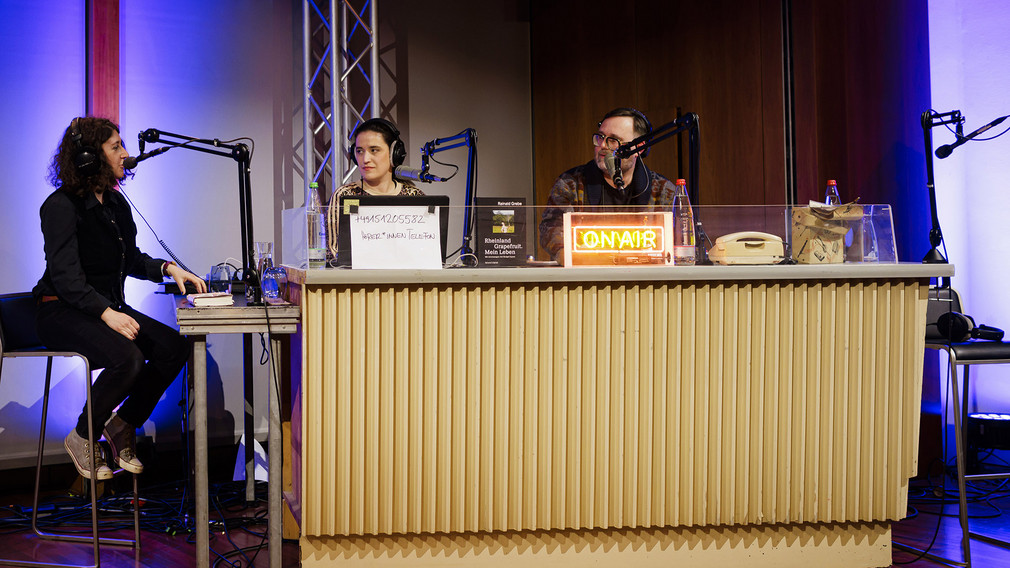 Sitzen am Radiopult (v.l.n.r.): Schriftstellerin Lena Gorelik, Aliki Schäfer und Andreas Vogel