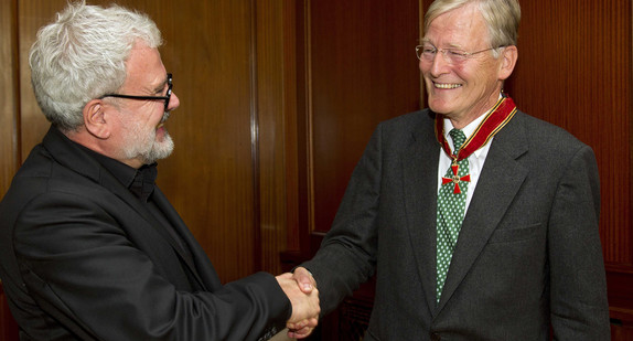 Staatssekretär Klaus-Peter Murawski (l.) gratuliert Dr. Ulrich Bopp (r.) zum Großen Verdienstkreuzes des Verdienstordens der Bundesrepublik Deutschland 