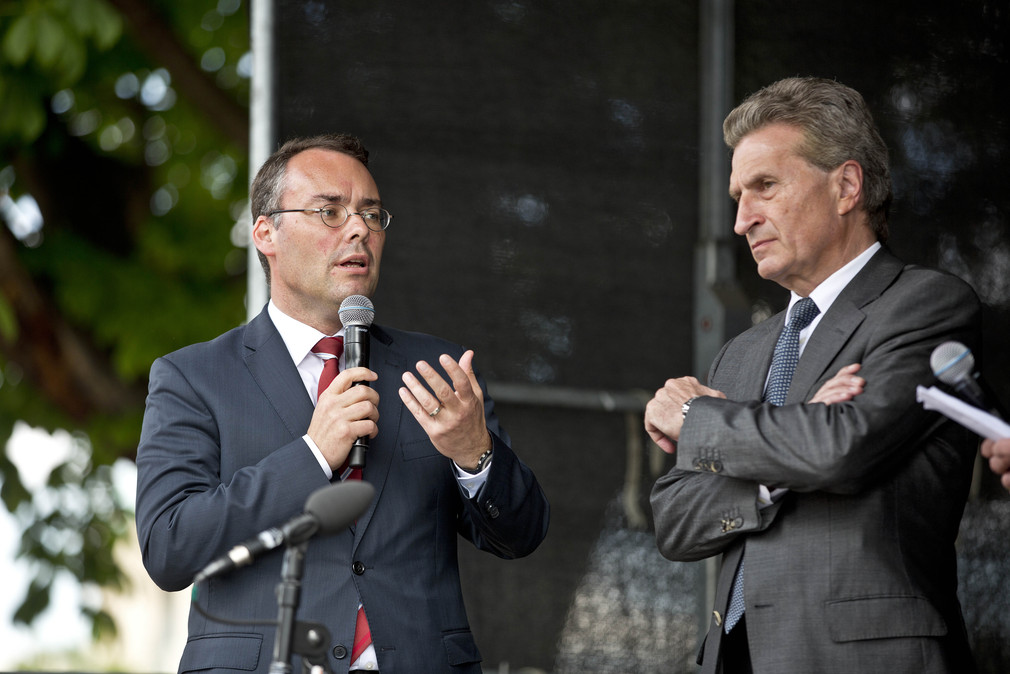 Minister Peter Friedrich (l.) und EU-Kommissar Günther Oettinger (r.)