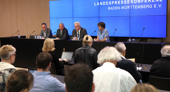 v.l.n.r.: Regierungssprecher Rudi Hoogvliet, Innenminister Thomas Strobl, Ministerpräsident Winfried Kretschmann und die Vorsitzende der Landespressekonferenz Baden-Württemberg, Barbara Schlegel