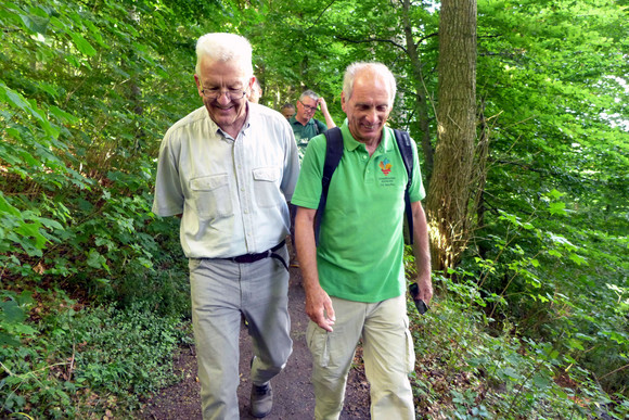 Wanderung zur Burg Hohenneuffen: Ministerpräsident Winfried Kretschmann im Gespräch