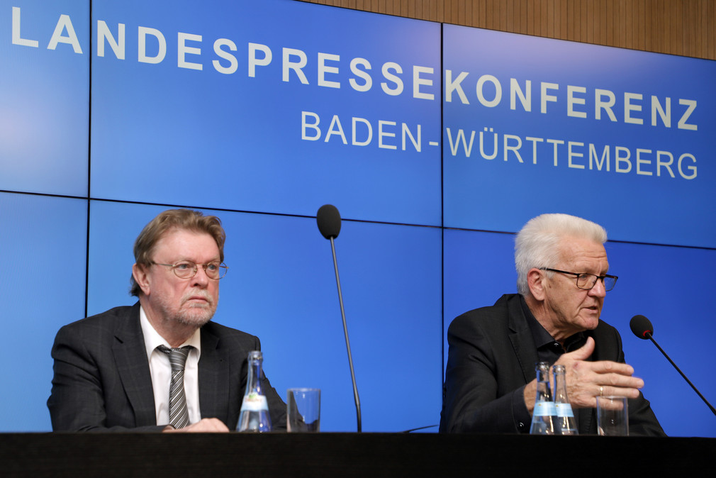 Ministerpräsident Winfried Kretschmann (r.) und Ministerialdirektor Prof. Uwe Lahl (l.) (Bild: Staatsministerium Baden-Württemberg)