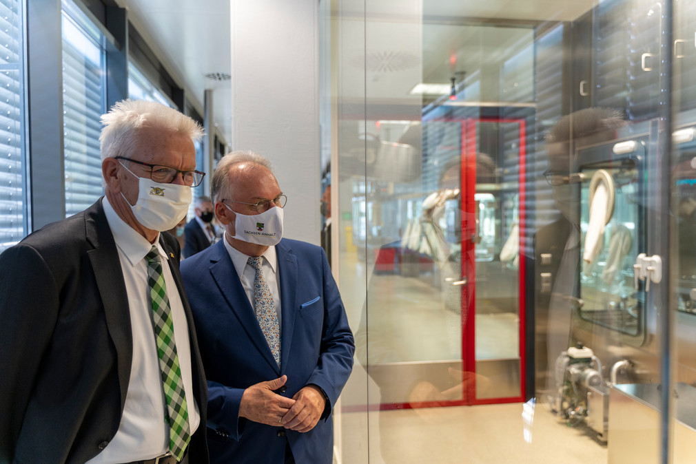Ministerpräsident Winfried Kretschmann (l.) und Reiner Haseloff (r.), Ministerpräsident von Sachsen Anhalt, bei der Firma IDT Biologika in Dessau-Rosßlau (Bild: Staatsministerium Baden-Württemberg)