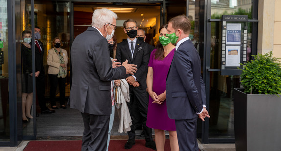 Ministerpräsident Winfried Kretschmann (l.), seine Frau Gerlinde Kretschmann (2.v.l.) und Staatssekretär Dr. Florian Stegmann (M.) mit dem sächsischen Ministerpräsidenten Michael Kretschmer (r.) und dessen Partnerin Annett Hofmann (2.v.r.) in Dresden (Bild: Staatsministerium Baden-Württemberg)