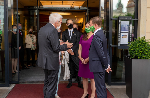 Ministerpräsident Winfried Kretschmann (l.), seine Frau Gerlinde Kretschmann (2.v.l.) und Staatssekretär Dr. Florian Stegmann (M.) mit dem sächsischen Ministerpräsidenten Michael Kretschmer (r.) und dessen Partnerin Annett Hofmann (2.v.r.) in Dresden (Bild: Staatsministerium Baden-Württemberg)