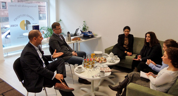 Ministerin Öney beim Besuch des Romabüros in Mannheim
