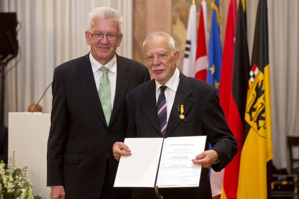 Ministerpräsident Winfried Kretschmann (l.) und Prof. Dr. Hermann Heimpel (r.)