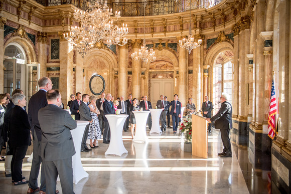 Staatsminister Klaus-Peter Murawski (r.) spricht zu den Gästen