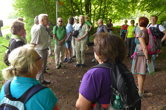 Bei Neuffen: Ministerpräsident Winfried Kretschmann (l.) mit einer Wandergruppe