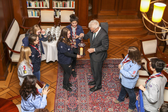 Ministerpräsident Winfried Kretschmann mit einer Delegation von Pfadfinderinnen und Pfadfindern anlässlich der Übergabe des diesjährigen Friedenslichts