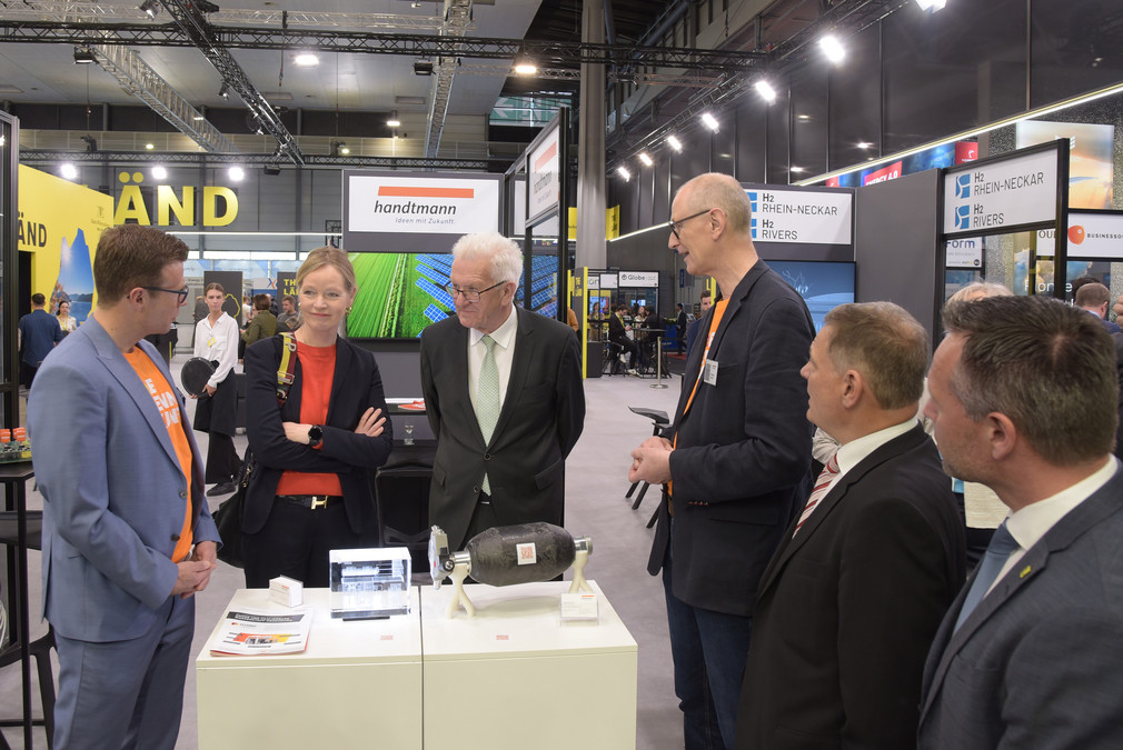 Ministerpräsident Winfried Kretschmann (Mitte) und Umwelt- und Energieministerin Thekla Walker (zweite von links) am Stand von Handtmann e-solutions