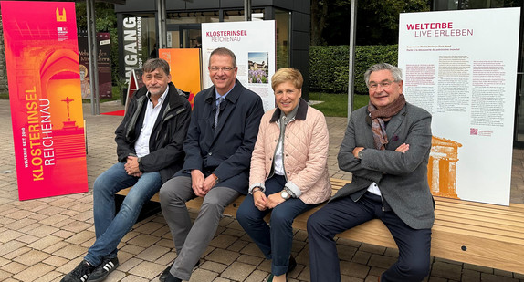 Von links: Prof. Dr. Claus Wolf, Präsident des Landesamt für Denkmalpflege im Regierungspräsidium Stuttgart, Dr. Wolfgang Zoll, Bürgermeister Gemeinde Reichenau, Nicole Razavi MdL, Ministerin für Landesentwicklung und Wohnen, Karl Wehrle, Vorstandsvorsitzender Stiftung Welterbe Klosterinsel Reichenau