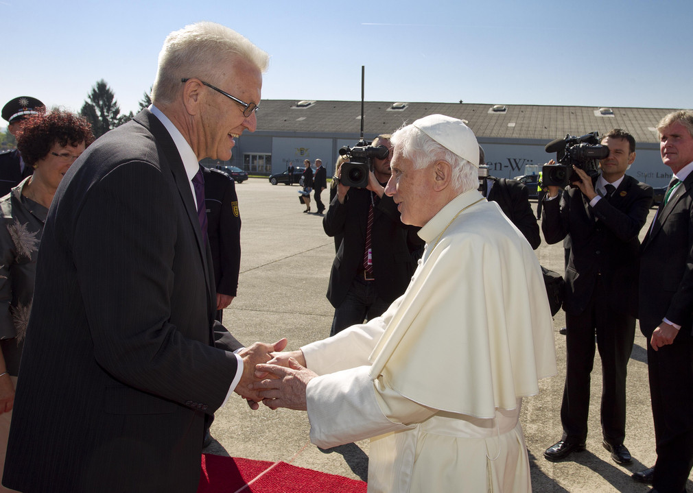 Ministerpräsident Winfried Kretschmann (l.) begrüßt Papst Benedikt XVI. (r.) am Flughafen in Lahr