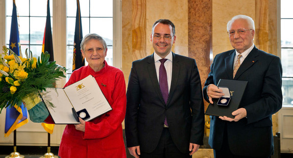 v.l.n.r.: Ruthild Meyer-Oehme, Minister Peter Friedrich und  Dr. Detlef Meyer-Oehme