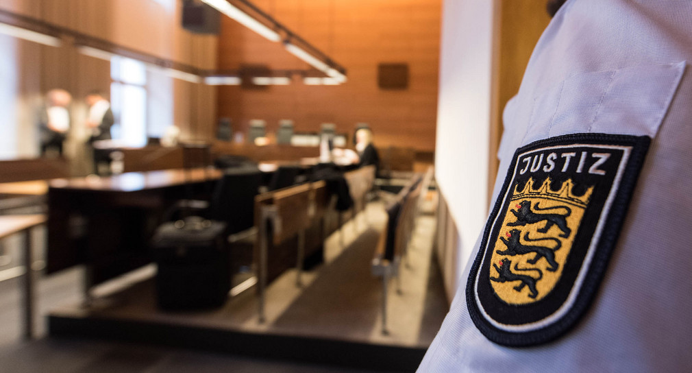 Ein Justizbeamter steht im Landgericht in Freiburg.
