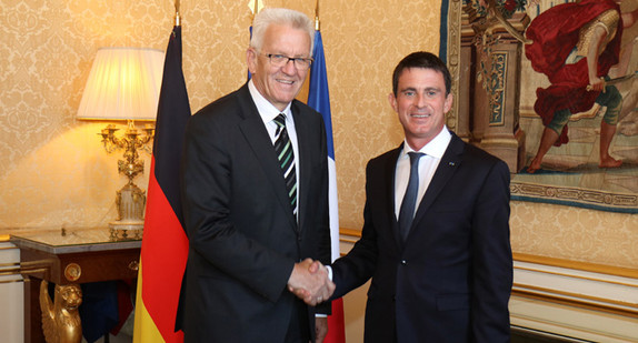 Ministerpräsident Winfried Kretschmann (l.) und der französische Premierminister Manuel Valls (r.) 