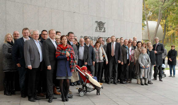 Kommunalpolitikerinnen und Kommunalpolitiker aus dem Hohenlohekreis und dem Landkreis Schwäbisch Hall mit Staatssekretär Volker Ratzmann in der Landesvertretung