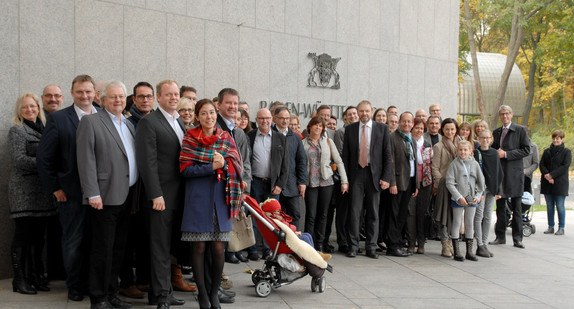 Kommunalpolitikerinnen und Kommunalpolitiker aus dem Hohenlohekreis und dem Landkreis Schwäbisch Hall mit Staatssekretär Volker Ratzmann in der Landesvertretung